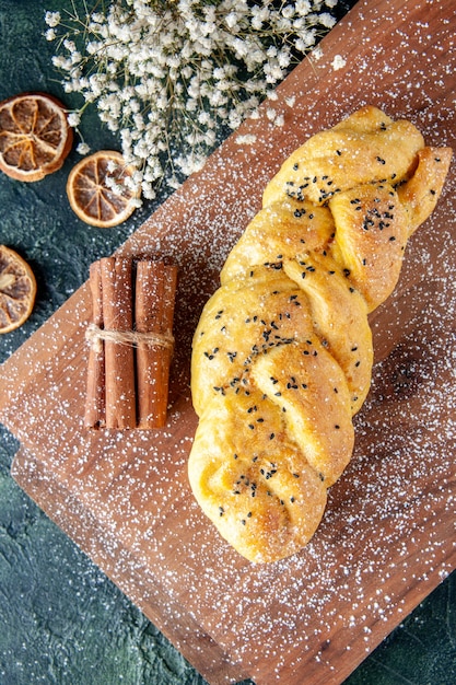 Bovenaanzicht heerlijk zoet gebak op donkere ondergrond taart bakken cake oven dessert koekjesdeeg