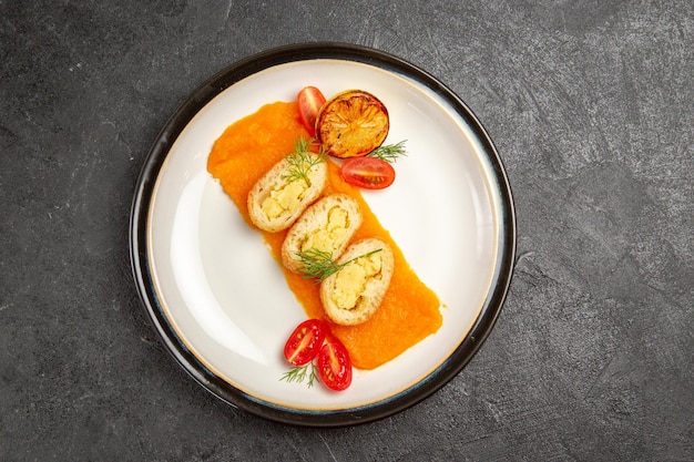 Bovenaanzicht heerlijke aardappeltaarten met pompoen in plaat op de grijze achtergrond oven bak kleur schotel diner slice