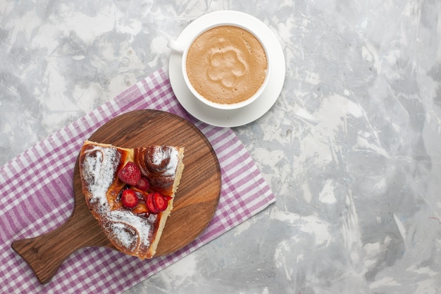 Bovenaanzicht heerlijke aardbeientaart gebakken en lekker dessertschijfje met koffie op wit oppervlak taart biscuit suiker koekje zoete bak cake