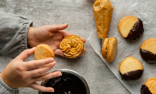 Bovenaanzicht heerlijke alfajores met chocolade
