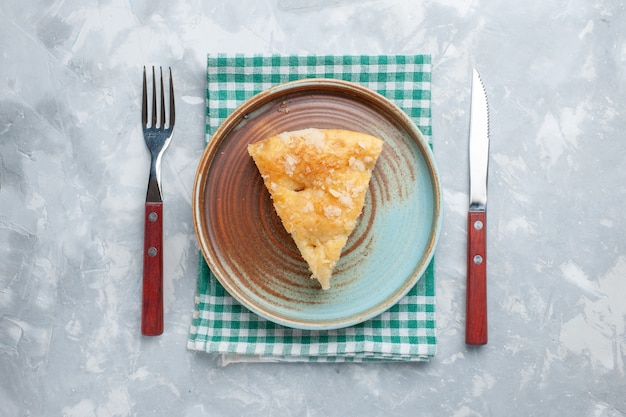 Bovenaanzicht heerlijke appeltaart gesneden in plaat op het lichte bureau taart taart zoete suiker bakken koekje