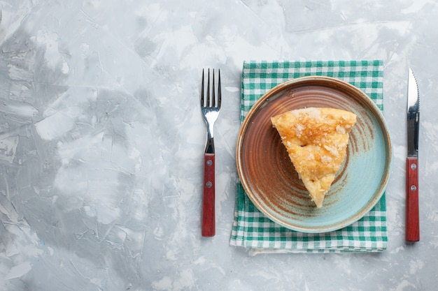 Bovenaanzicht heerlijke appeltaart gesneden in plaat op het witte bureau taart taart bakken koekje