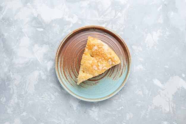 Bovenaanzicht heerlijke appeltaart gesneden in plaat op witte bureau taart cake zoete suiker bakken koekje