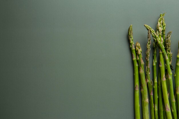 Bovenaanzicht heerlijke asperges met kopieerruimte