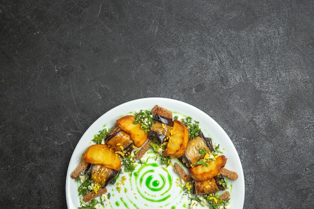 Bovenaanzicht heerlijke auberginebroodjes met gebakken aardappelen in plaat op donkere bureauschotel maaltijd dinerbroodje aardappelgroente