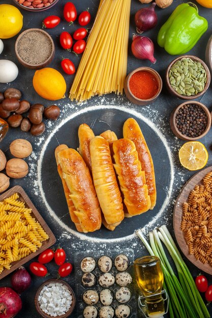 Bovenaanzicht heerlijke bagels met noten, eieren, pasta en kruiden op donkere achtergrond walnoot eten maaltijd peper fruit foto kleuren