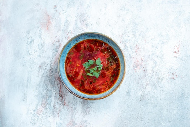 Gratis foto bovenaanzicht heerlijke borsch beroemde oekraïense bietensoep met vlees in plaat op witte ruimte