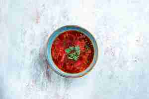 Gratis foto bovenaanzicht heerlijke borsch beroemde oekraïense bietensoep met vlees in plaat op witte ruimte