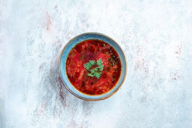 Bovenaanzicht heerlijke borsch beroemde Oekraïense bietensoep met vlees in plaat op witte ruimte