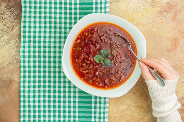 Bovenaanzicht heerlijke borsch rode Oekraïense bietensoep