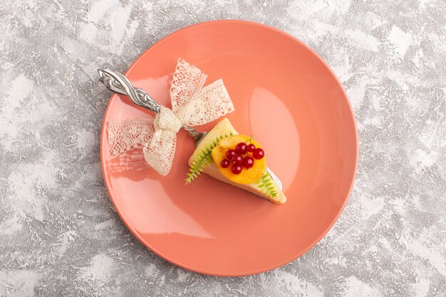 Bovenaanzicht heerlijke cake met abrikoos sliceinside perzik plaat op de witte achtergrond cake biscuit suiker zoet deeg bakken