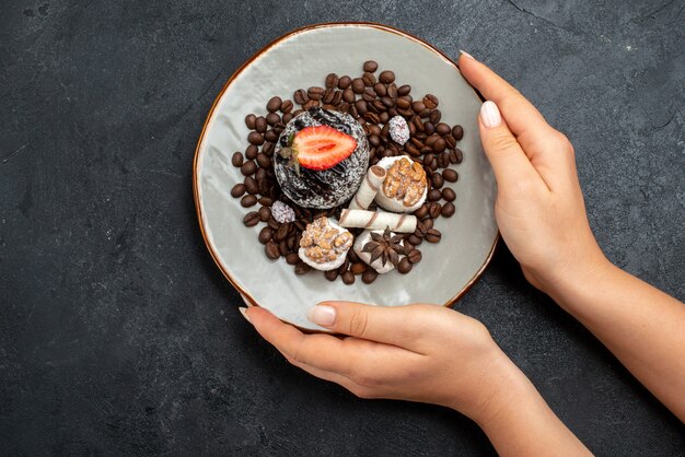 Bovenaanzicht heerlijke cake met koekjes en chocoladeschilfers op donkergrijze achtergrond cake suiker bakken koekje zoet koekje