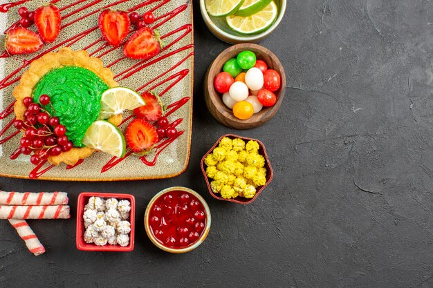 Bovenaanzicht heerlijke cake met kopje thee