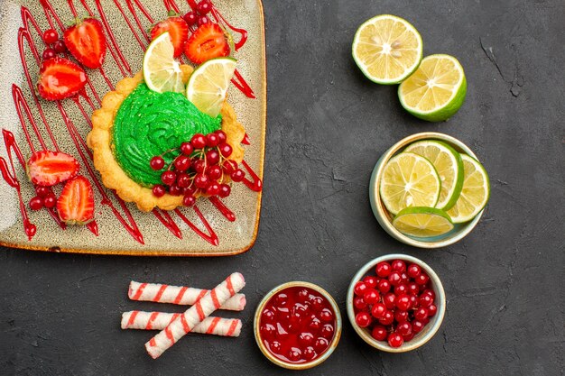 Bovenaanzicht heerlijke cake met snoepjes