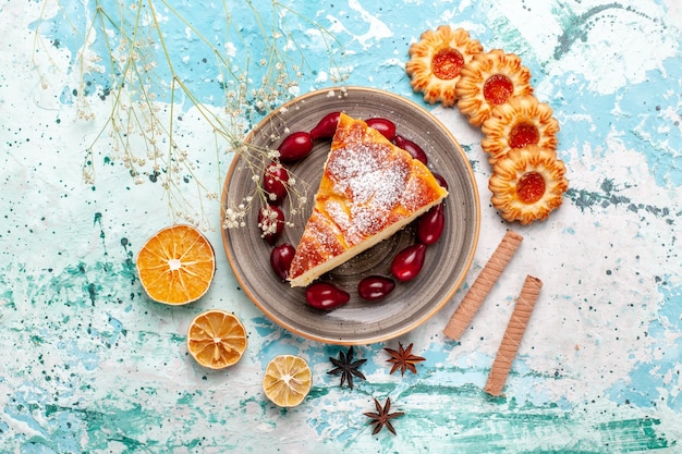 Bovenaanzicht heerlijke cakeplak met koekjes op blauwe ondergrond cake bakken taart koekje zoet