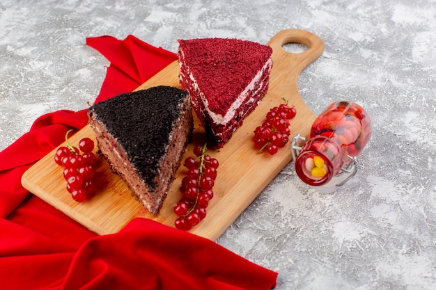 Bovenaanzicht heerlijke cakeplakken met roomchocolade en fruit-veenbessen op de houten zoete cake van het bureaucake
