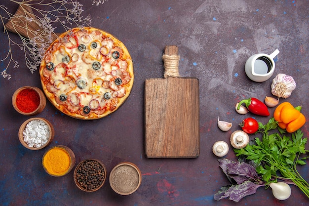 Bovenaanzicht heerlijke champignonpizza met kaasolijven en kruiden op donkere vloerdeeg eten pizzamaaltijd italiaans