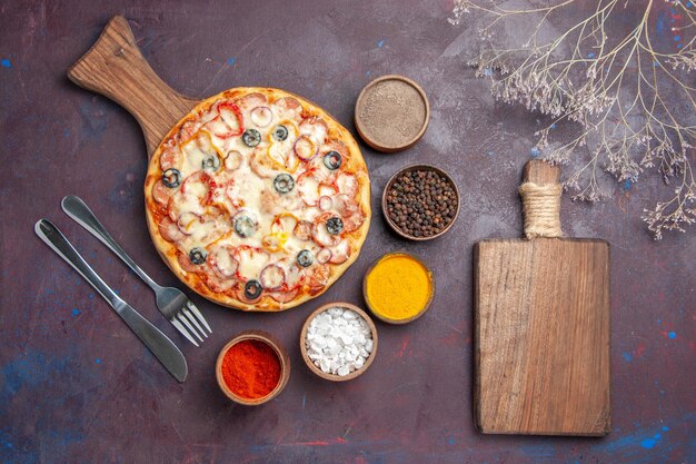 Bovenaanzicht heerlijke champignonpizza met kaasolijven en kruiden op het donkere oppervlak deeg pizza maaltijd italiaans