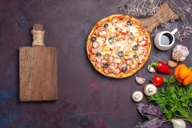 Bovenaanzicht heerlijke champignonpizza met kaasolijven en kruiden op het donkere oppervlak pizzamaaltijd italiaans eten deegsnack