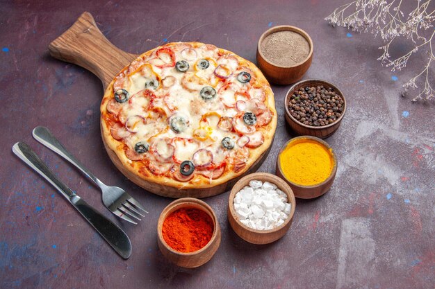 Bovenaanzicht heerlijke champignonpizza met kaasolijven en kruiderijen op donkere ondergrond pizza maaltijddeeg italiaans