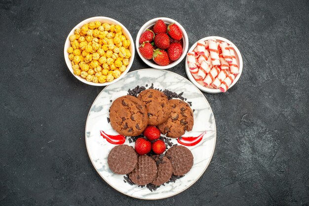 Bovenaanzicht heerlijke choco koekjes met snoepjes