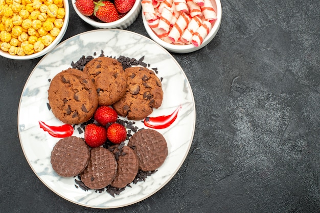 Bovenaanzicht heerlijke choco koekjes met snoepjes