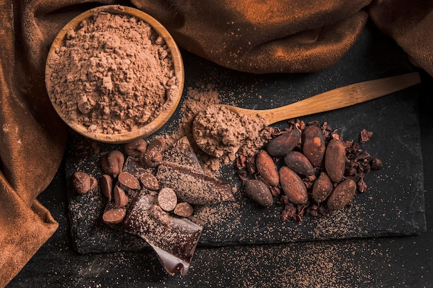 Bovenaanzicht heerlijke chocolade arrangement op donkere doek