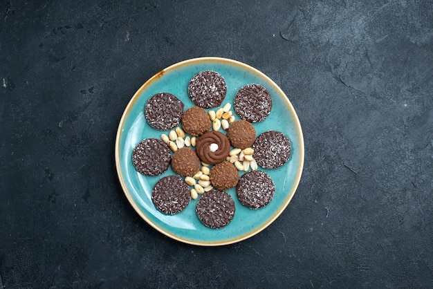 Bovenaanzicht heerlijke chocoladekoekjes ronde gevormd binnen plaat op donkere grijze achtergrond biscuit suiker cake zoete taart thee cookie