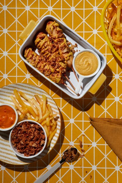 Bovenaanzicht heerlijke corndogs en saus