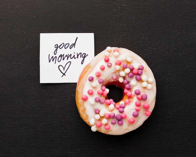 Gratis foto bovenaanzicht heerlijke donut