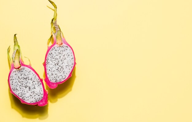 Bovenaanzicht heerlijke dragon fruit met kopie ruimte