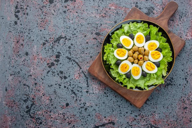 bovenaanzicht heerlijke eiersalade op lichte achtergrond