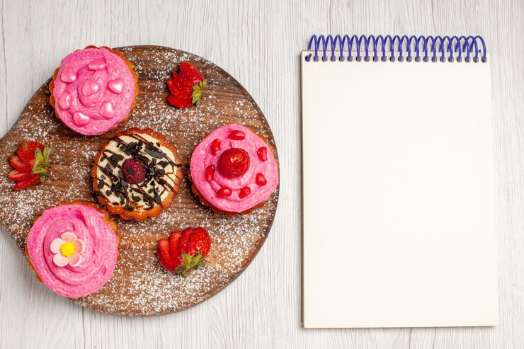 Gratis Foto bovenaanzicht heerlijke fruitcakes romige desserts met fruit op witte achtergrond cream tea dessert biscuit cake cookie