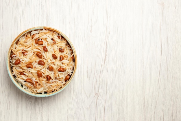 Bovenaanzicht heerlijke gekookte vermicelli met bonen op witte bureaumaaltijd koken bonen pastagerecht