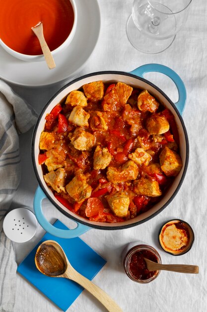 Bovenaanzicht heerlijke goulash op tafelstilleven