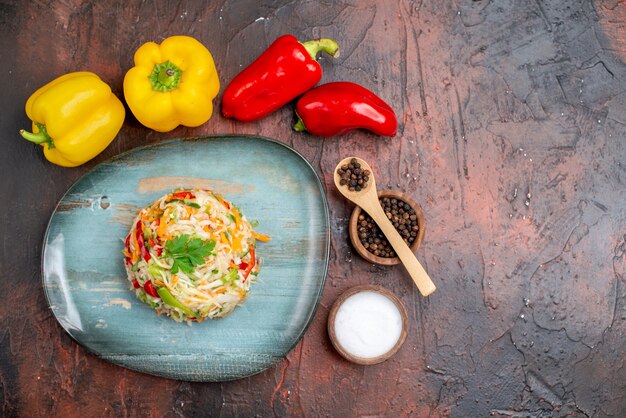 Bovenaanzicht heerlijke groentesalade met verse paprika op donkere achtergrondkleur rijp voedsel maaltijd gezond leven foto vrije ruimte