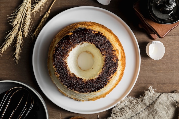 Bovenaanzicht heerlijke handgemaakte cake op een bord