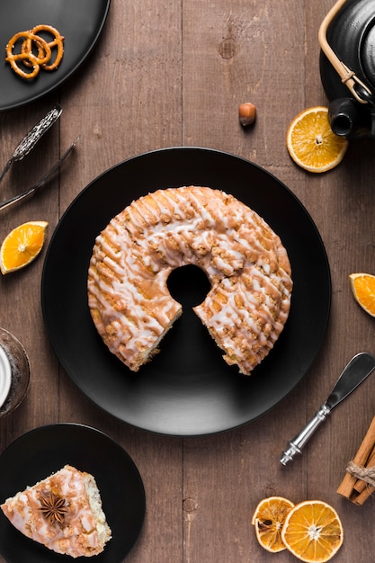 Bovenaanzicht heerlijke handgemaakte cake op tafel