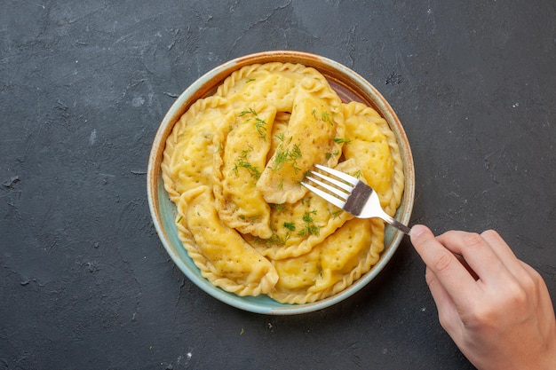 Gratis foto bovenaanzicht heerlijke hotcakes met greens in lade op donkere achtergrond gebak bak oven brood broodje kleur cake taart eten