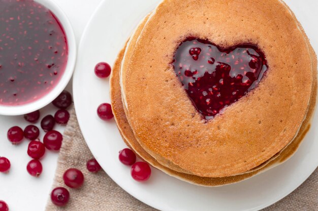 Bovenaanzicht heerlijke jam pannenkoeken