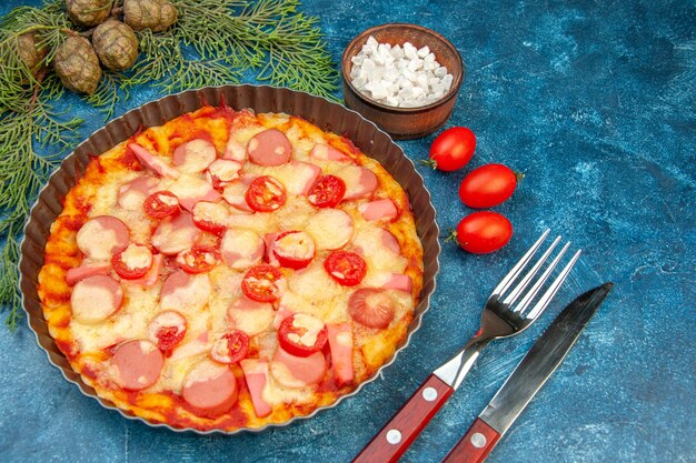 Bovenaanzicht heerlijke kaas pizza met worstjes en tomaten op blauwe achtergrond voedsel deeg cake kleur fastfood italiaans