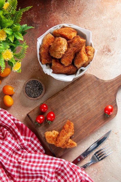 Bovenaanzicht heerlijke kippenvleugels in plaat op lichte achtergrond voedsel horizontale lunch friet sandwich hamburger vleesmaaltijd