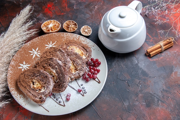 Bovenaanzicht heerlijke koekje rolt romige taarten gesneden op donkere tafel taart taart zoet