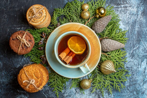 Bovenaanzicht heerlijke koekjes met kopje thee