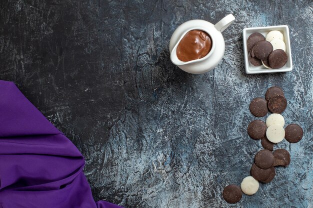 Bovenaanzicht heerlijke koekjes op donkere ondergrond