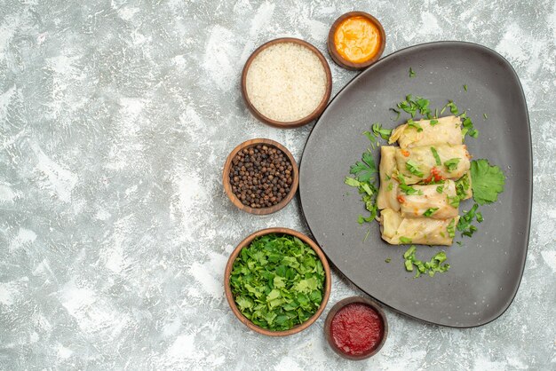 Bovenaanzicht heerlijke kool dolma bestaat uit gemalen vlees met greens op witte achtergrond vleesgerecht diner calorieën olie voedsel