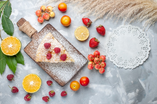 Bovenaanzicht heerlijke lekkere taartschijf met fruit op lichte achtergrond suiker zoete taart cake koekje