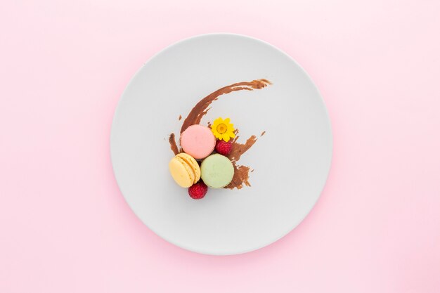Bovenaanzicht heerlijke macarons op een bord
