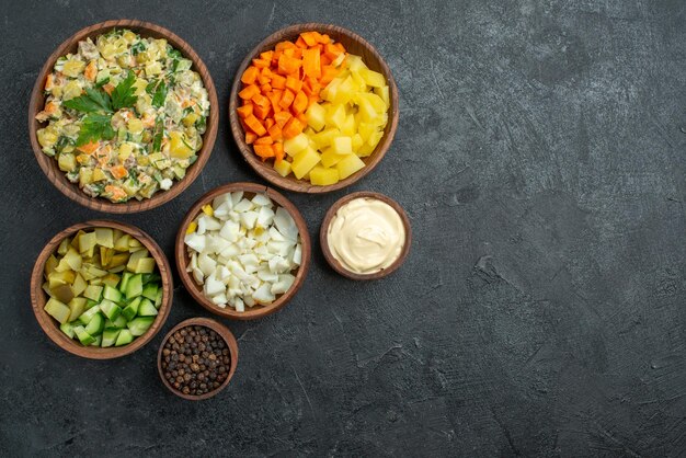 Bovenaanzicht heerlijke mayonaisesalade met gesneden groenten op grijze oppervlaktesalade groentemaaltijdsnack