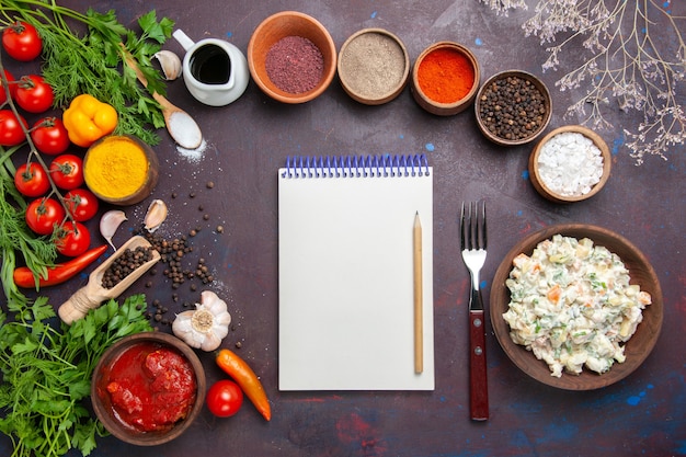 Gratis foto bovenaanzicht heerlijke mayyonaisesalade met greens en groenten op donkere ruimte